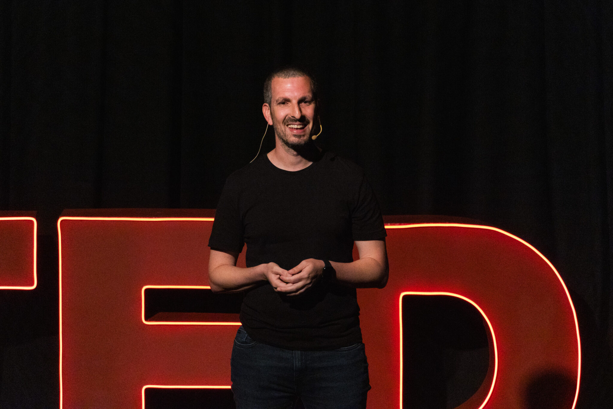 Pocho Costa dando una charla TEDx